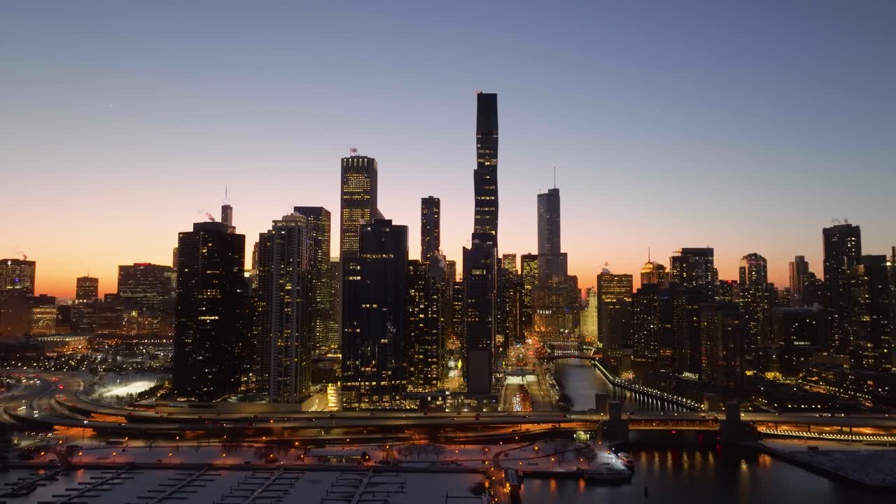 vista aérea del paisaje urbano frente al lago en chicago, noche de invierno en illinois, estados unidos