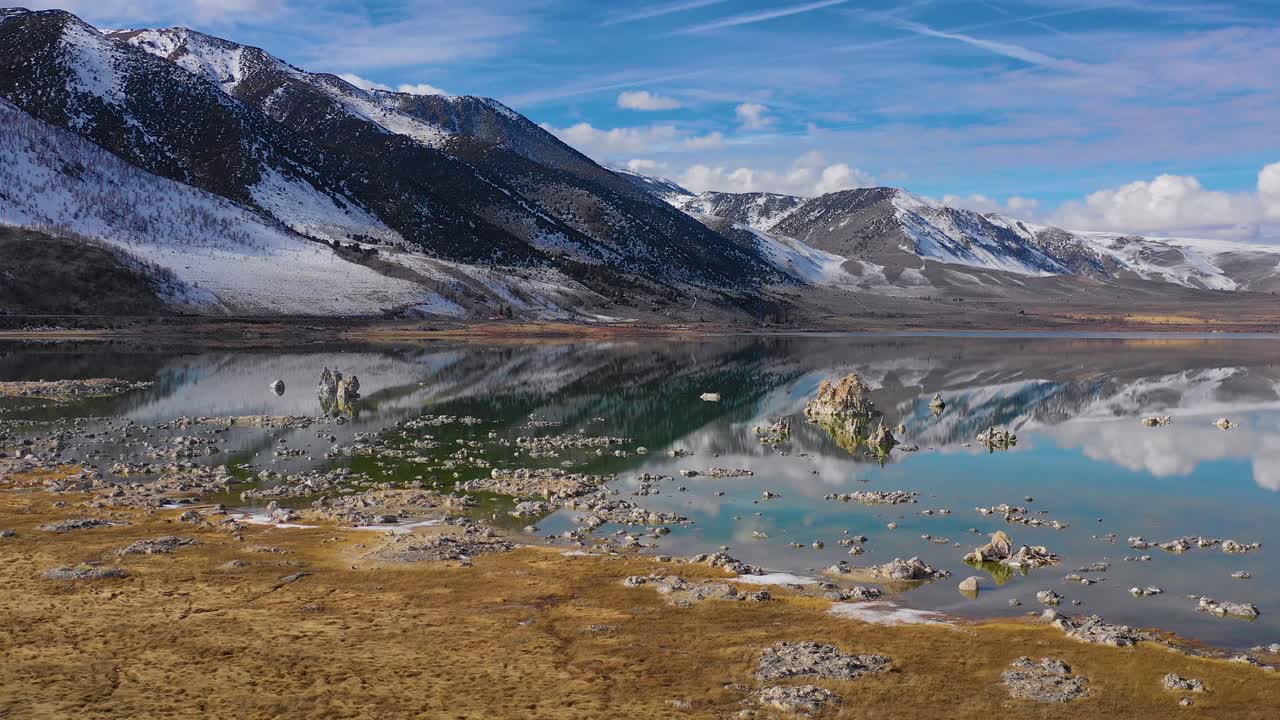 캘리포니아 3의 동부 시에라 네바다 산맥에서 완벽한 반사 투파 노두와 함께 겨울에 모노 호수 위로 아름답고 영감을 주는 자연 드론 공중