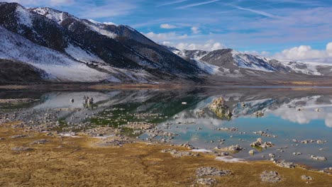 hermosa e inspiradora antena de drones naturales sobre el lago mono en invierno con un afloramiento de toba de reflejo perfecto en las montañas del este de sierra nevada en california 3