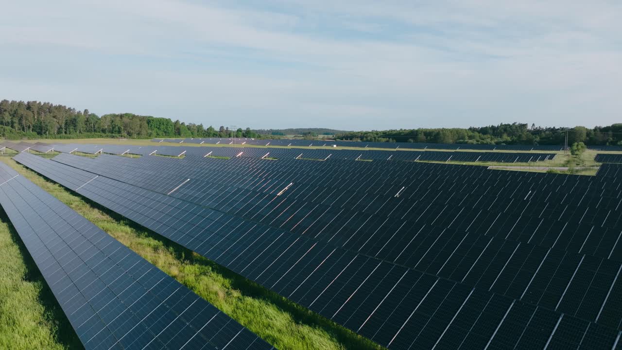 снимок с дрона крупнейшей солнечной электростанции в швеции за пределами странгнаса, стокгольм