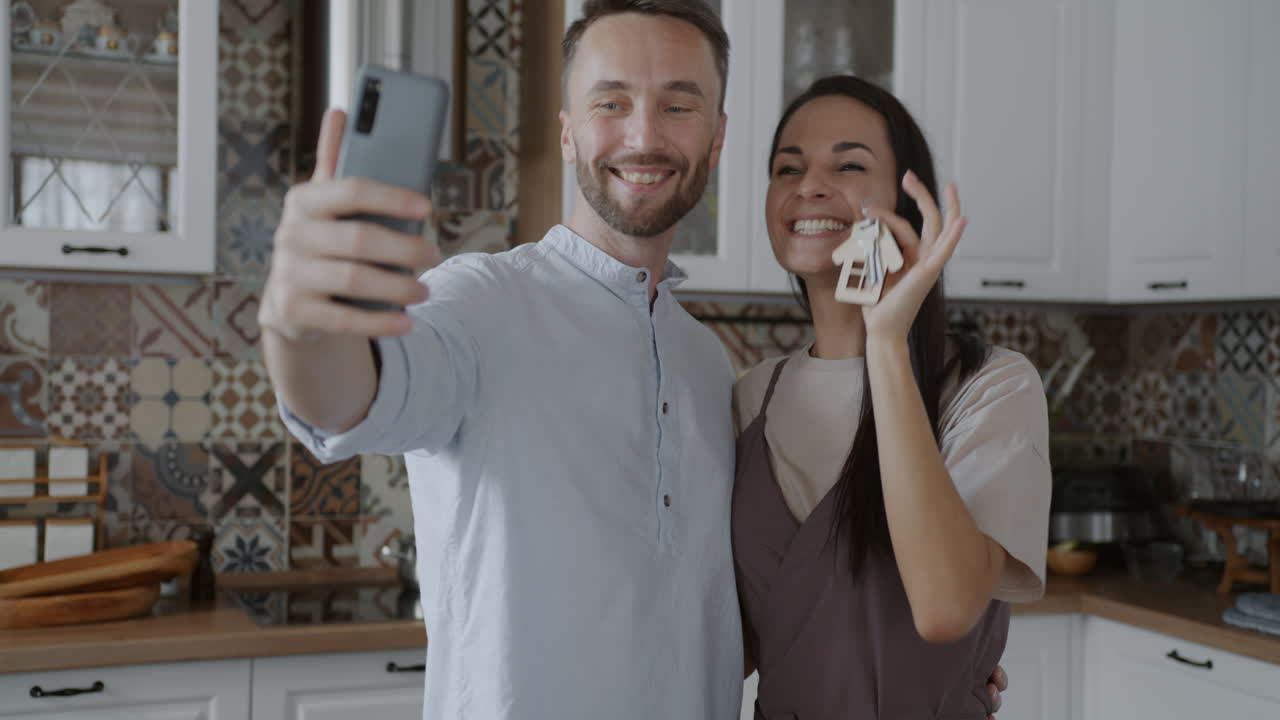 una pareja feliz celebrando su nuevo hogar.