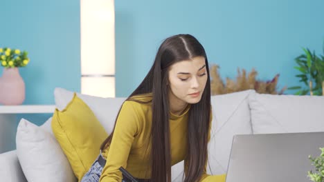 joven pensativa mujer feliz y hermosa mirando la computadora portátil.