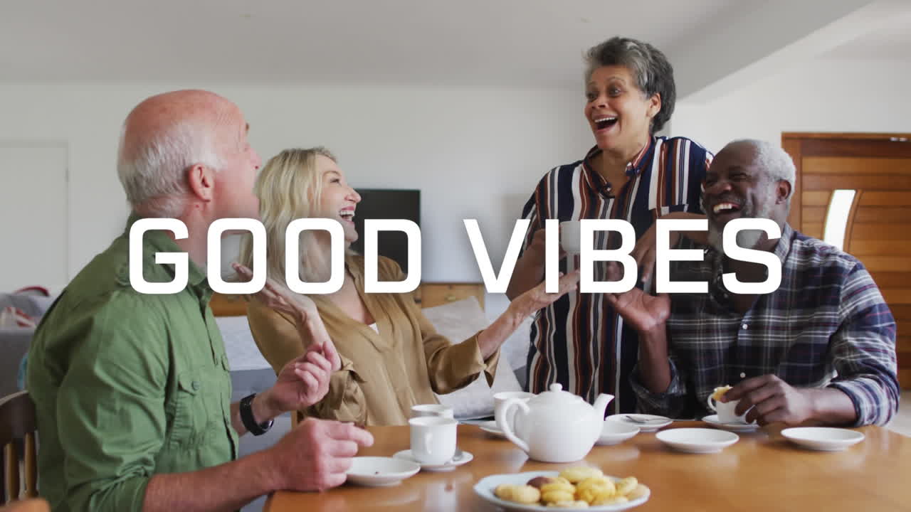 Animation des Textes 'Good Vibes' über älteren Freunden, die zu Hause ein Abendessen genießen und sich unterhalten.