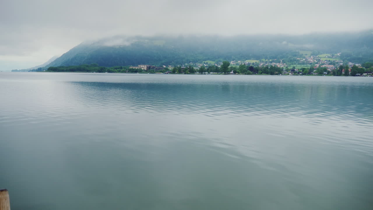 스테디캠 샷:오스트리아 1 알프스의 그림 같은 산악 호수에 있는 오래된 목조 부두