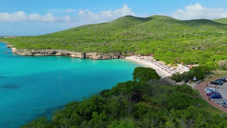 La-Sombra-De-Las-Nubes-Pasa-Sobre-El-Agua-Azul-Clara-De-Grote-Knip-Curacao-Mientras-Los-Turistas-Disfrutan-Del-Caribe