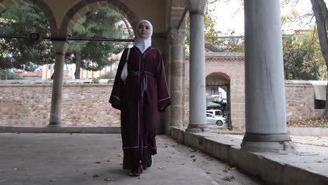 chica musulmana en la mezquita