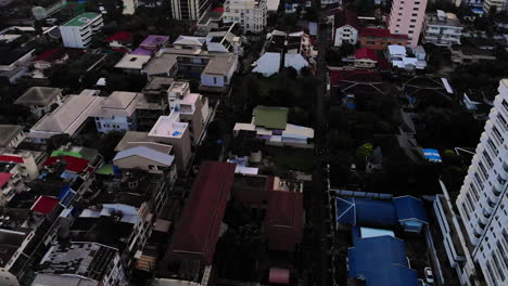 Die-Nach-Oben-Geneigte-Luft-Zeigt-Den-Blick-Auf-Bangkok-Bei-Sonnenaufgang-–-Vorbeifahrender-BTS-Skytrain