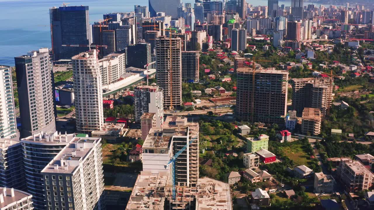 건설 산업 및 관광 배경 – 조지아 바투미 해변 휴양 도시의 새로운 구역 건설