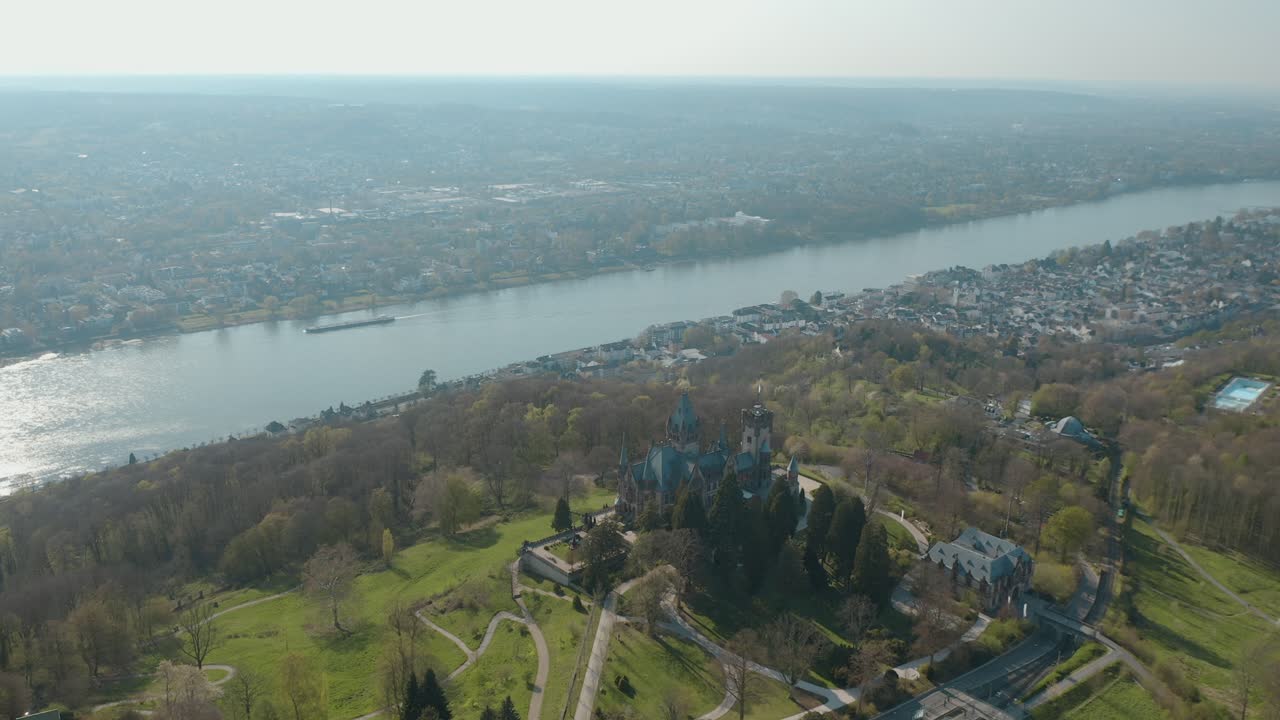 drone - toma aérea del castillo drachenburg y el río rin con un barco siebengebirge cerca de bonn - königswinter 30p