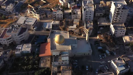 la cúpula dorada de mosue en el campamento de refugiados de anata, palestina, israel, aérea