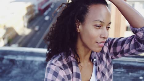 mujer joven de moda en el techo urbano