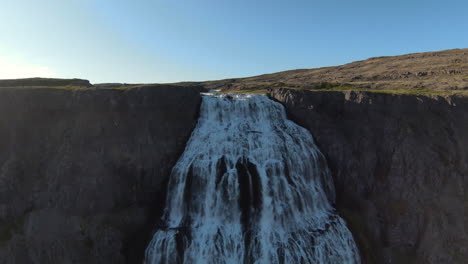 espectacular cascada dynjandi en un día soleado