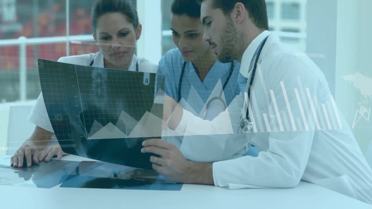 animación del procesamiento de datos sobre diversos médicos con escaneo de rayos x.