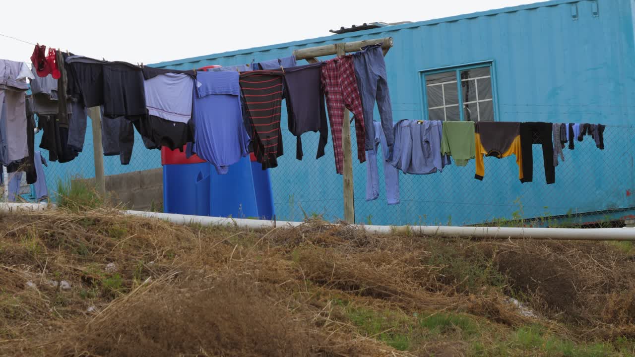 la ropa se seca en las líneas de ropa fuera del alojamiento de contenedores en la comuna africana