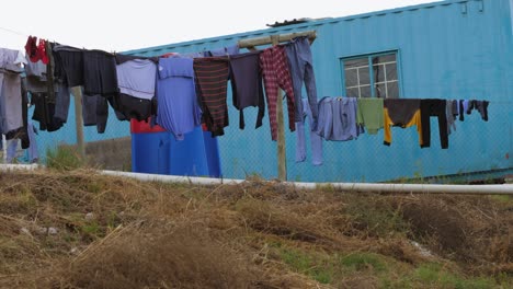 la ropa se seca en las líneas de ropa fuera del alojamiento de contenedores en la comuna africana