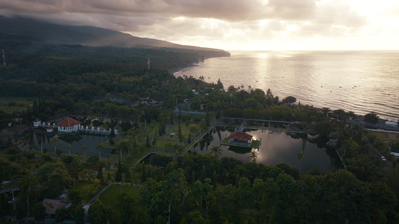 el palacio de agua de ujung al amanecer, regencia de karangasem, bali en indonesia