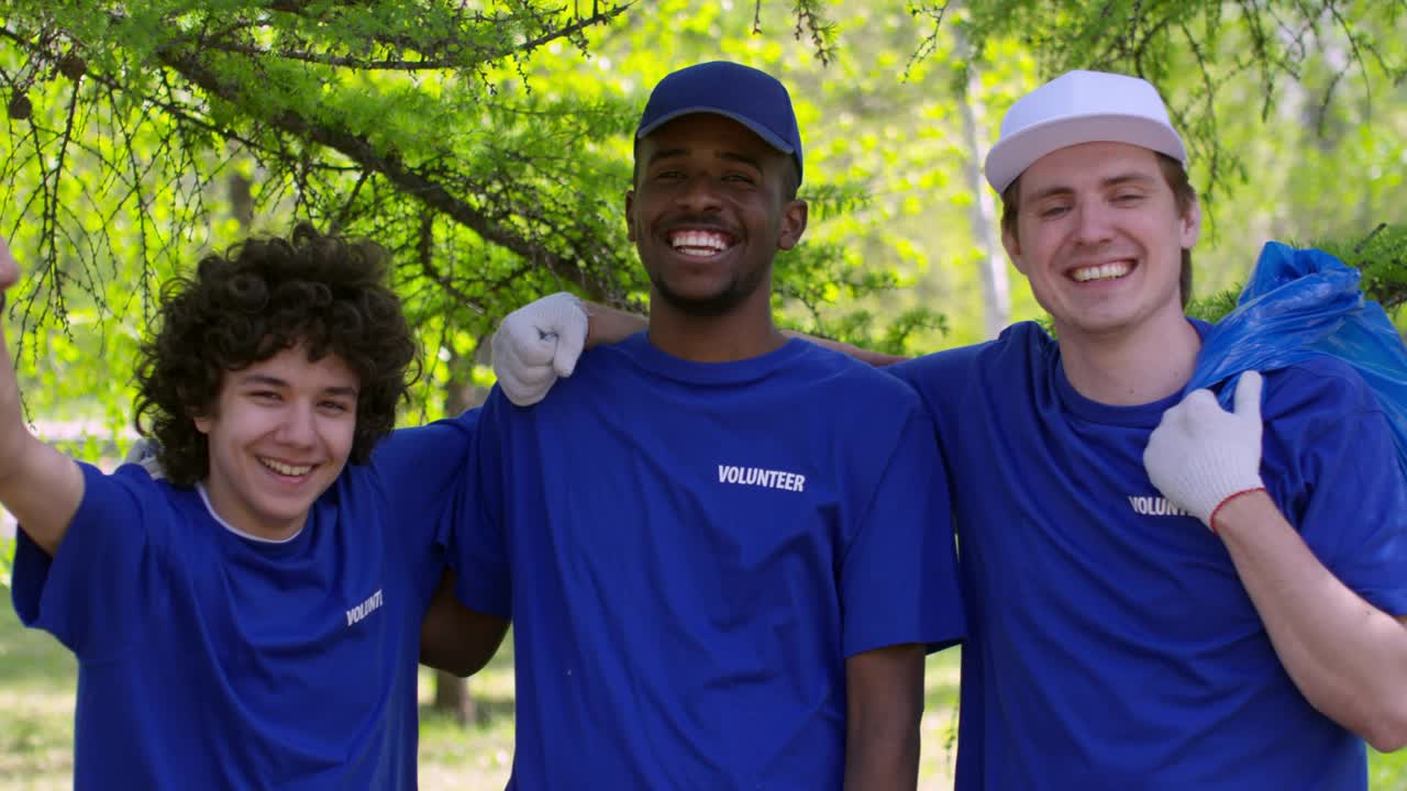 voluntarios de diferentes razas