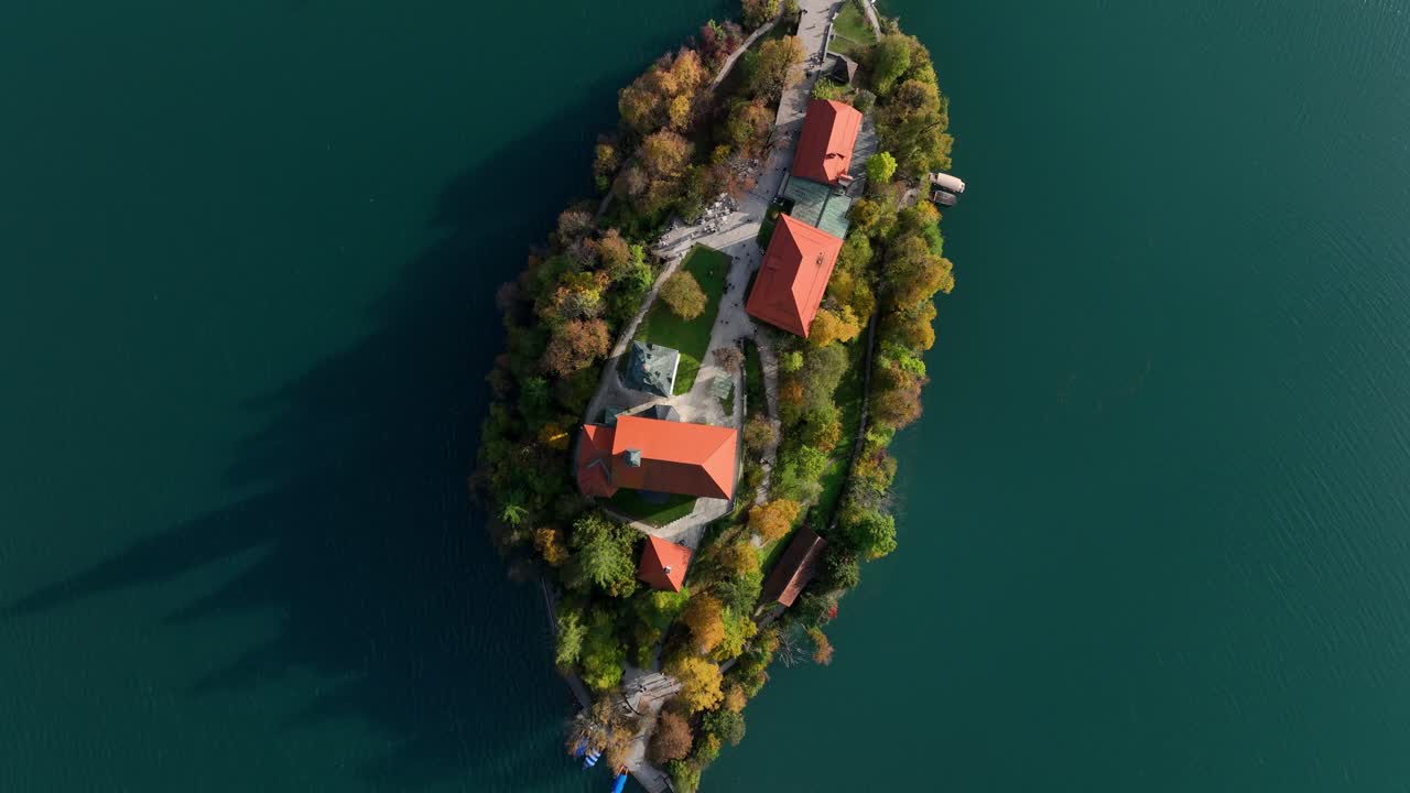Isola di Bled nel Lago di Bled con la Chiesa del Pellegrinaggio dell'Assunzione di Maria in Slovenia - Orbita Aerea.