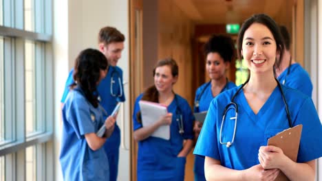 estudiantes de medicina charlando en el pasillo.