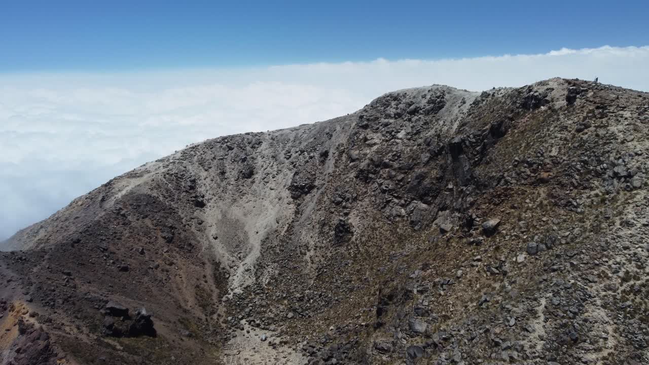 vuelo aéreo al cráter de un volcán extinto en la cima de la montaña de guatemala