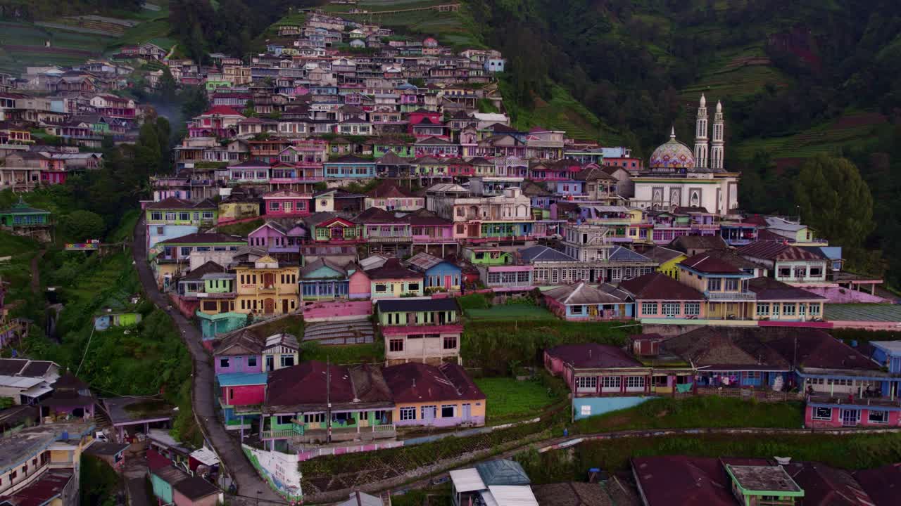 Nepal van Java Camii bulutlu gökyüzü altında.