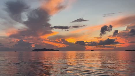 un pequeño barco navega hacia el amanecer, en un viaje hacia nuevos horizontes, mientras la cálida luz del sol ilumina las aguas tranquilas