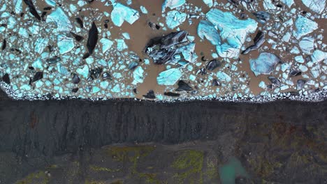 vista aérea del glaciar svinafellsjokull cerca de skaftafell en el sur de islandia con icebergs flotando