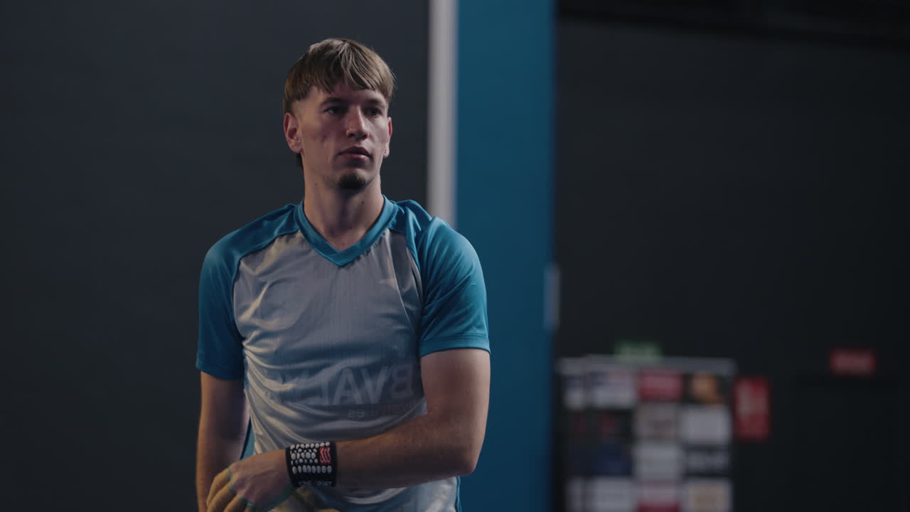 jugador de pilota valenciana golpeando una alta volea de revés