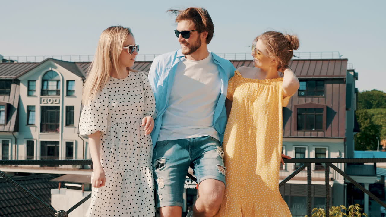 Freunde genießen einen sonnigen Tag in der Stadt