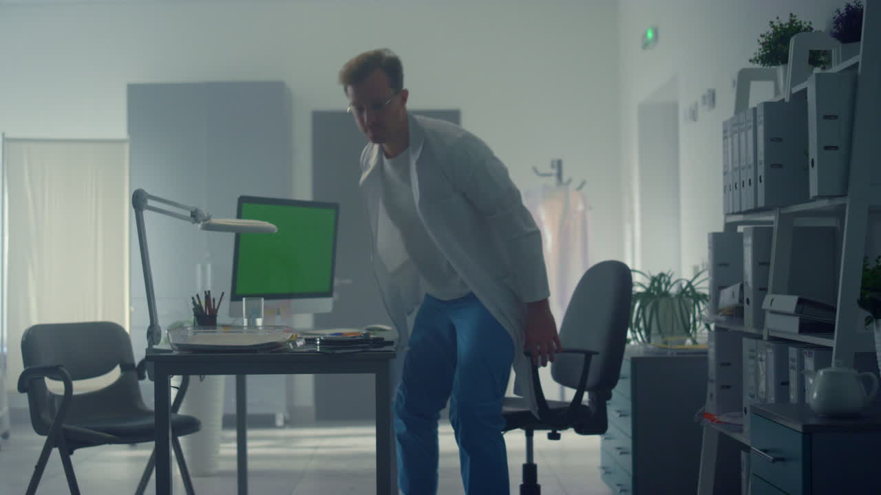 pantalla de maqueta de computadora que utiliza el médico en el hospital. consulta del médico en la clínica.