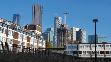 Vista-De-La-Propiedad-Del-Consejo-En-El-Este-De-Londres-Con-El-Horizonte-De-Canary-Wharf-Como-Telón-De-Fondo