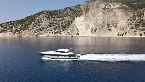 pequeños paseos en yate a lo largo de la pintoresca costa de cefalonia, grecia en un día soleado