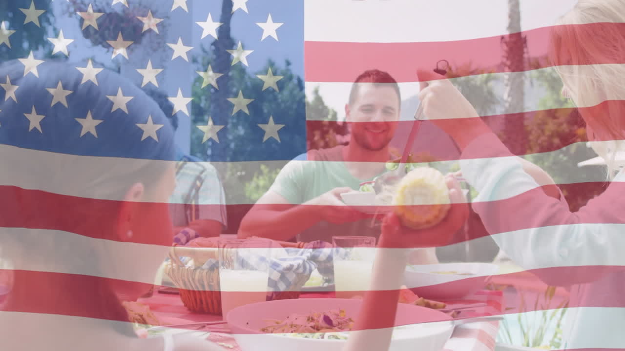 미소 짓는 백인 가족 위에서 흔들리는 미국 국기의 애니메이션