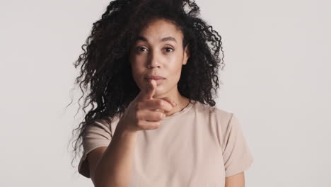 una mujer afroamericana sobre un fondo blanco.