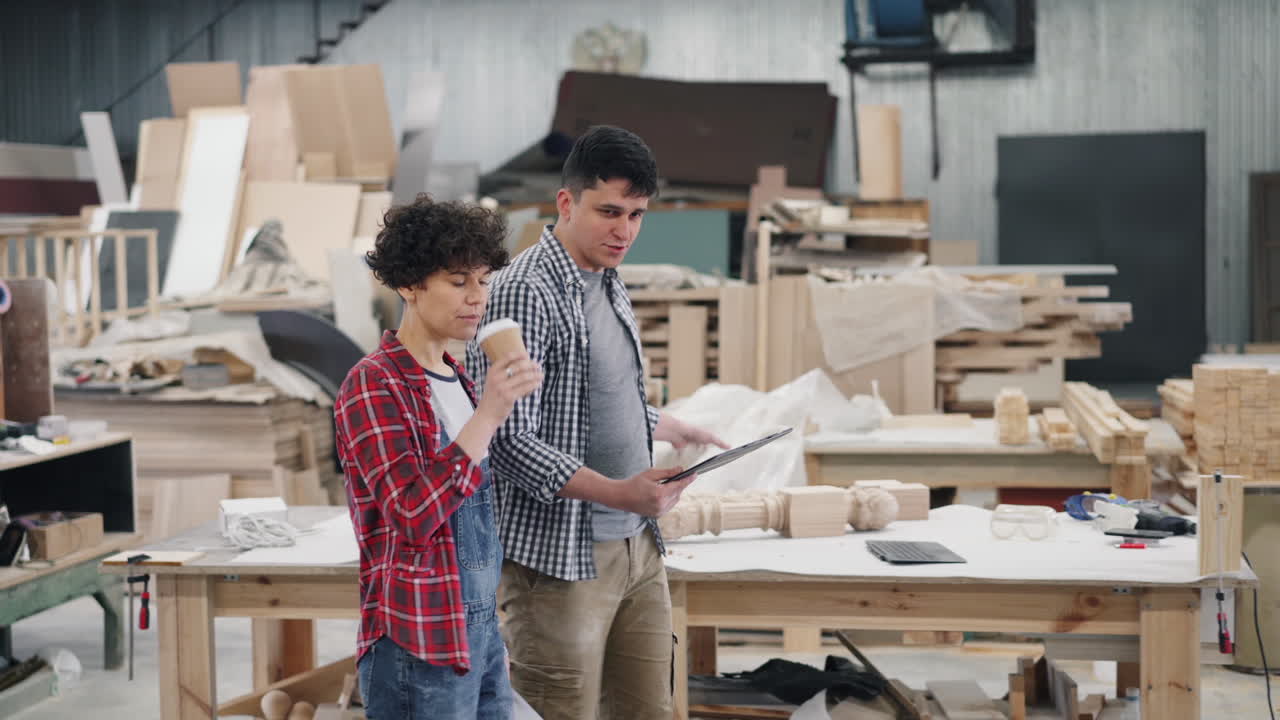 carpinteros que colaboran en un taller