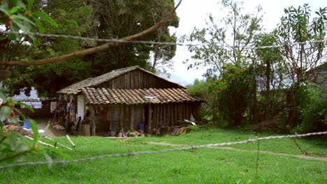 humilde casa de madera en las montañas