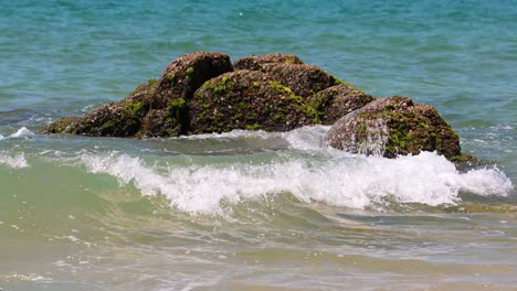 Las-Olas-Del-Mar-Golpean-Rocas-Y-Salpicaduras-De-Esponjas