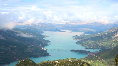 Limni-Kemaston,-Zooming-in-handheld-footage-of-Kremaston-Lake-Greece,-Karpenisi-Evritania-Mountains
