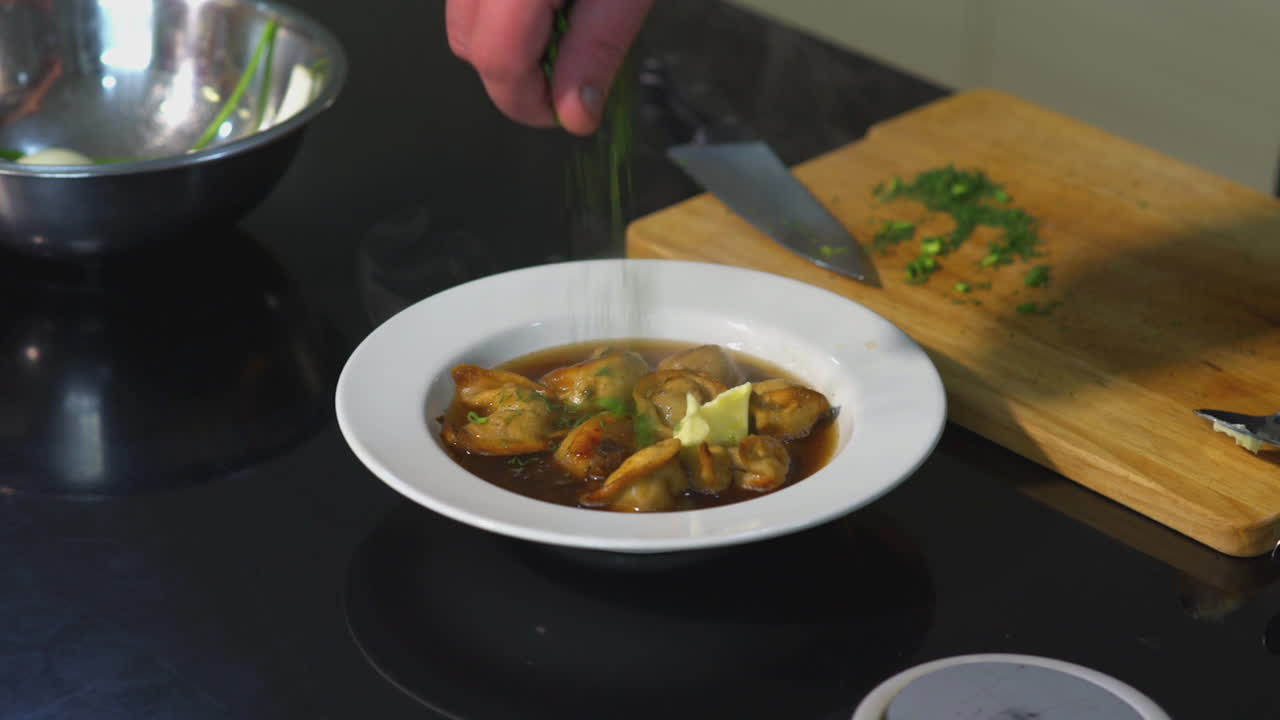 preparar y servir pierogi con mantequilla y hierbas