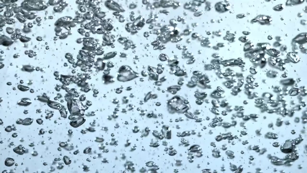 Primo piano astratto di bolle d'aria scintillanti che salgono in acqua limpida