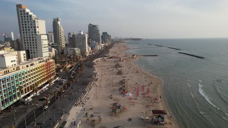 vista aérea de drones sobre la playa de bugrashov, mañana soleada en tel aviv, israel