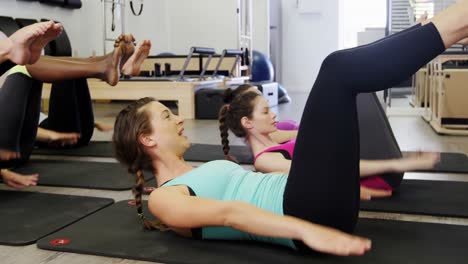 Hermosas-Mujeres-Haciendo-Ejercicio-En-El-Gimnasio