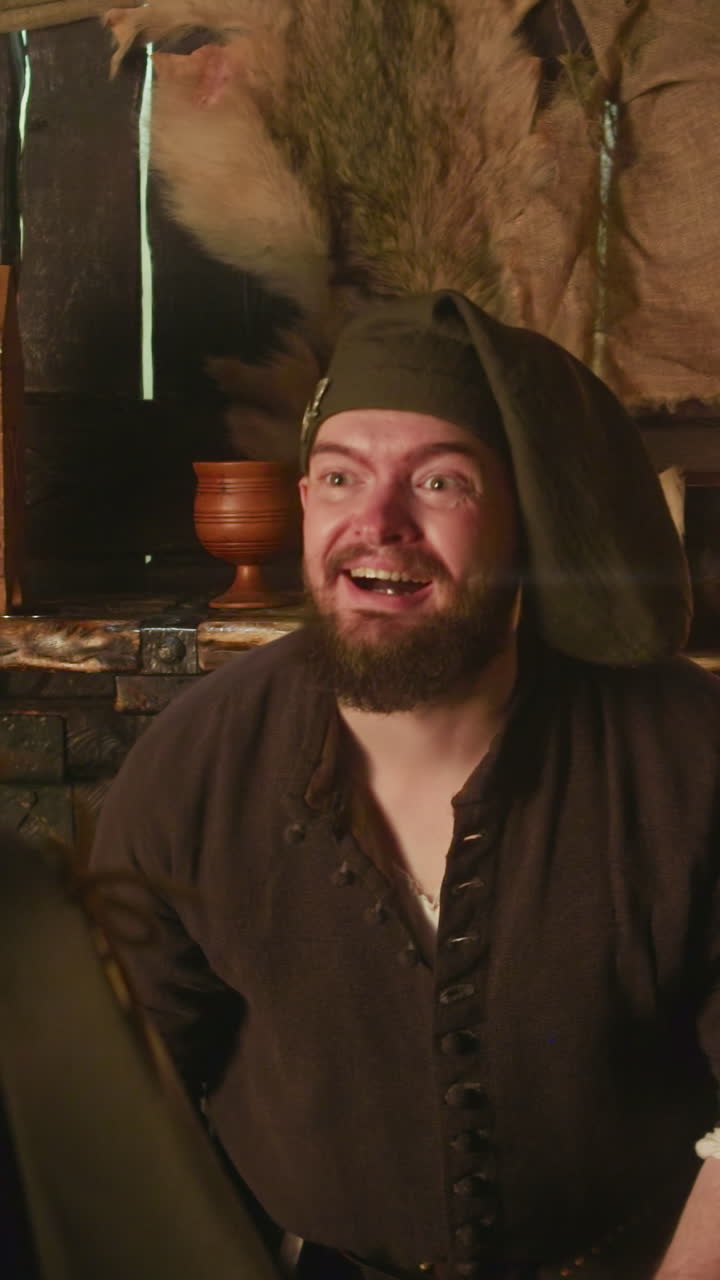 Mercante barbuto acquista bottino da un avventuriero in taverna. Uomo barbuto felice consegna una borsa di monete a un cavaliere che commercia nel negozio. Cosplay di Dungeons and Dragons.