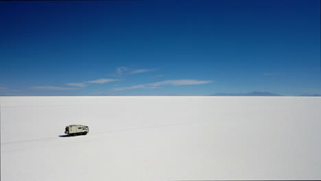 Luftaufnahme,-Wohnmobil-Expeditions-LKW,-Verfolgung-Von-Salar-Uyuni,-Bolivien,-Blauer-Himmel,-Salzige-Straße