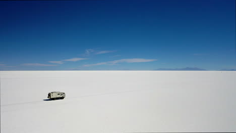 disparo aéreo camioneta de expedición de rv seguimiento salar uyuni bolivia cielo azul camino salado