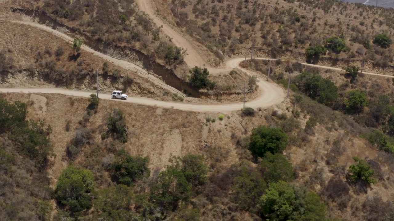 Cile, SUV fuoristrada che guida sull'autostrada di montagna del Cajon del Maipo