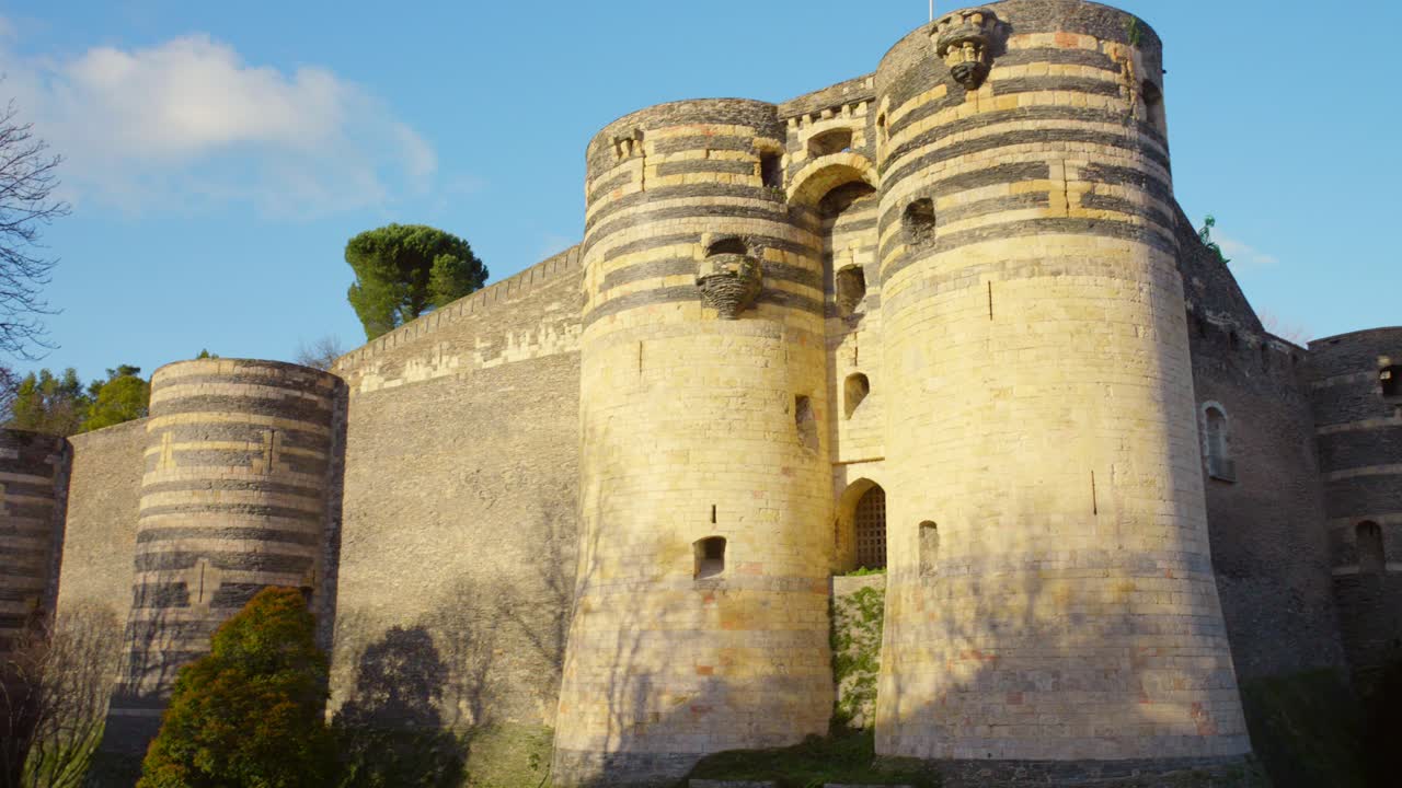 башни замка анжер во франции в солнечный день - низкий ракурс