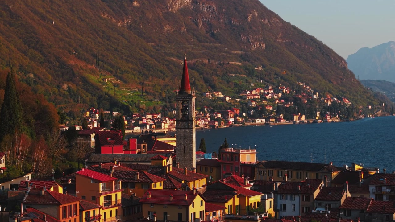 Vista aerea della città di Varenna all'ora d'oro.