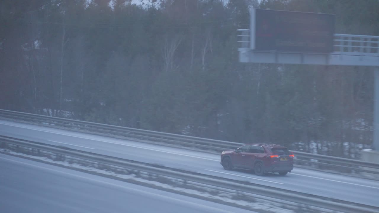 안개 낀 날 고속도로를 달리는 suv 차량