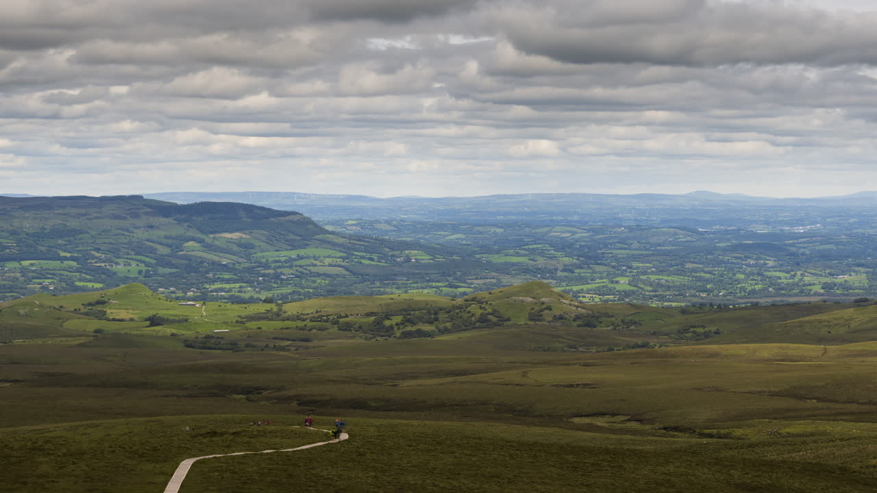 lapso de tiempo del sendero del paseo marítimo de cuilcagh conocido como escalera al paseo del cielo en el condado de fermanagh en irlanda del norte durante el día con paisaje escénico